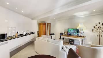 Deluxe Suite 101 / Kitchenette & Sleeper | Living area