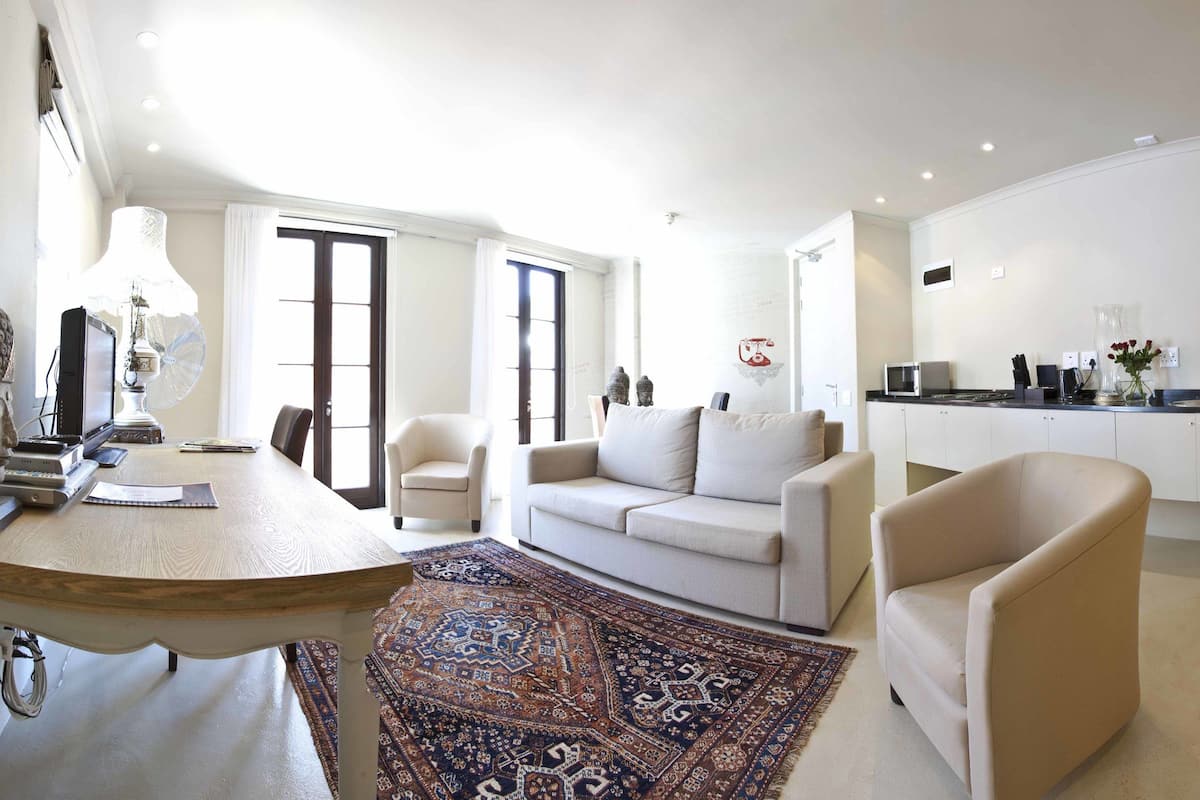 Deluxe Suite with kitchenette/sleeper (B+B) | Private kitchen | Fridge, coffee/tea maker, cookware/dishes/utensils