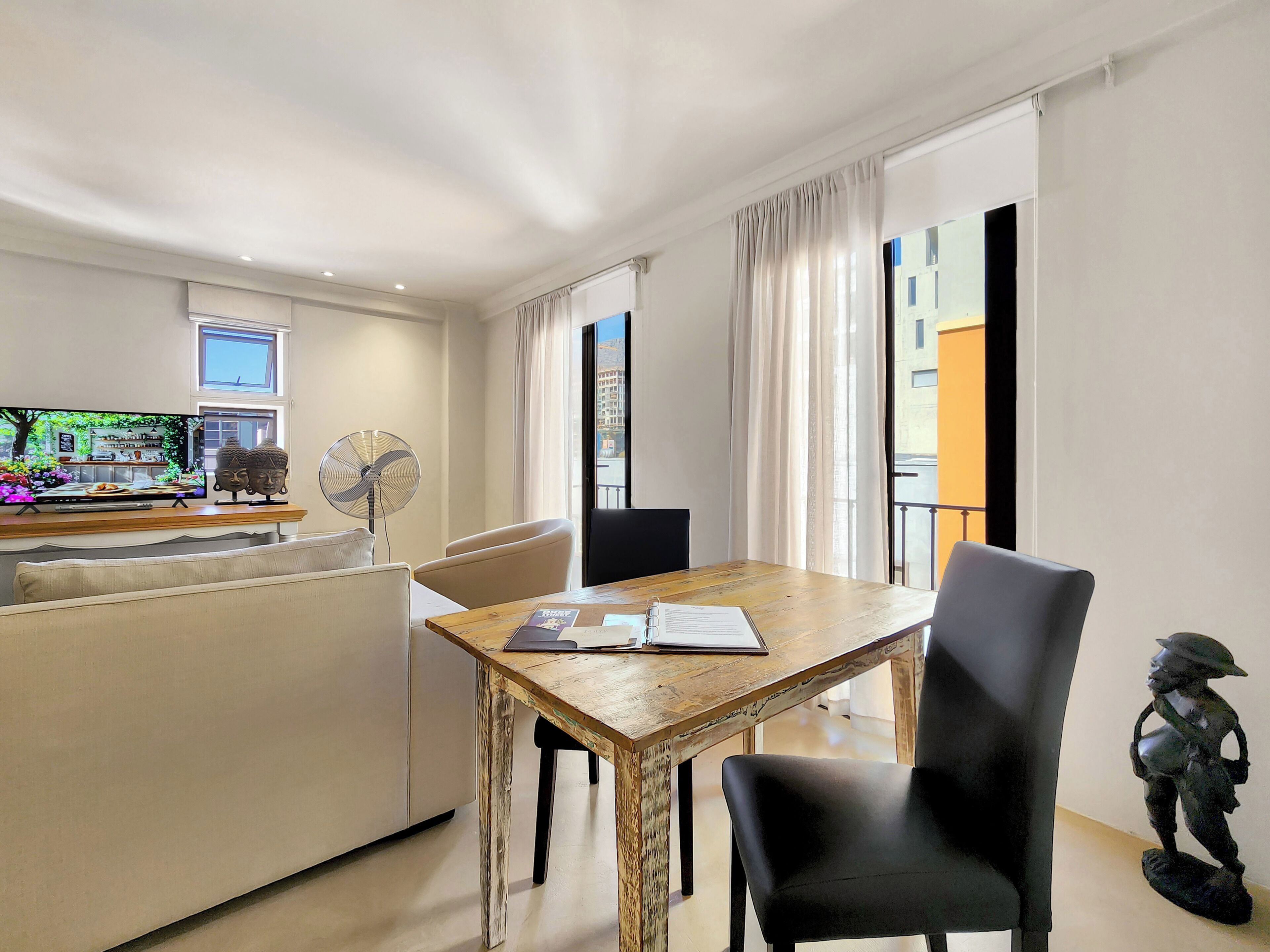 Deluxe Suite 301 / Kitchenette & Sleeper | Vue sur la ville