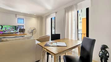 Deluxe Suite 301 / Kitchenette & Sleeper | Vue sur la ville