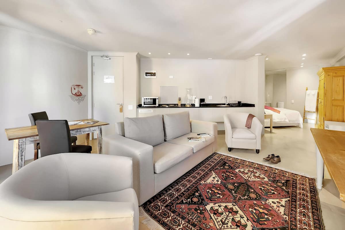 Deluxe Suite 301 / Kitchenette & Sleeper | 1 bedroom, Egyptian cotton sheets, premium bedding, in-room safe