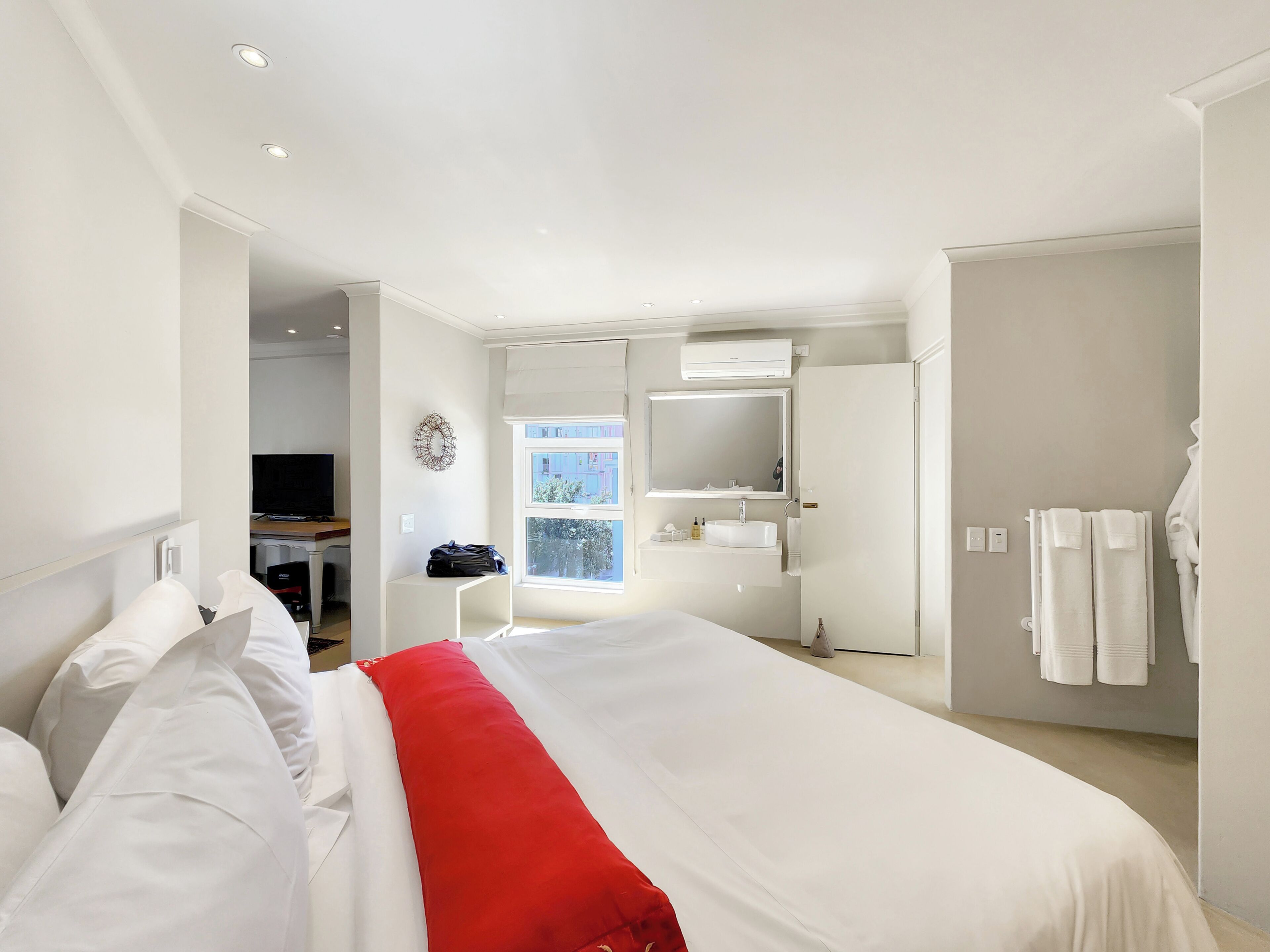 Deluxe Suite 303 / Kitchenette | シティ ビュー