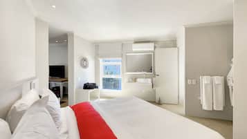 Deluxe Suite 303 / Kitchenette | City view