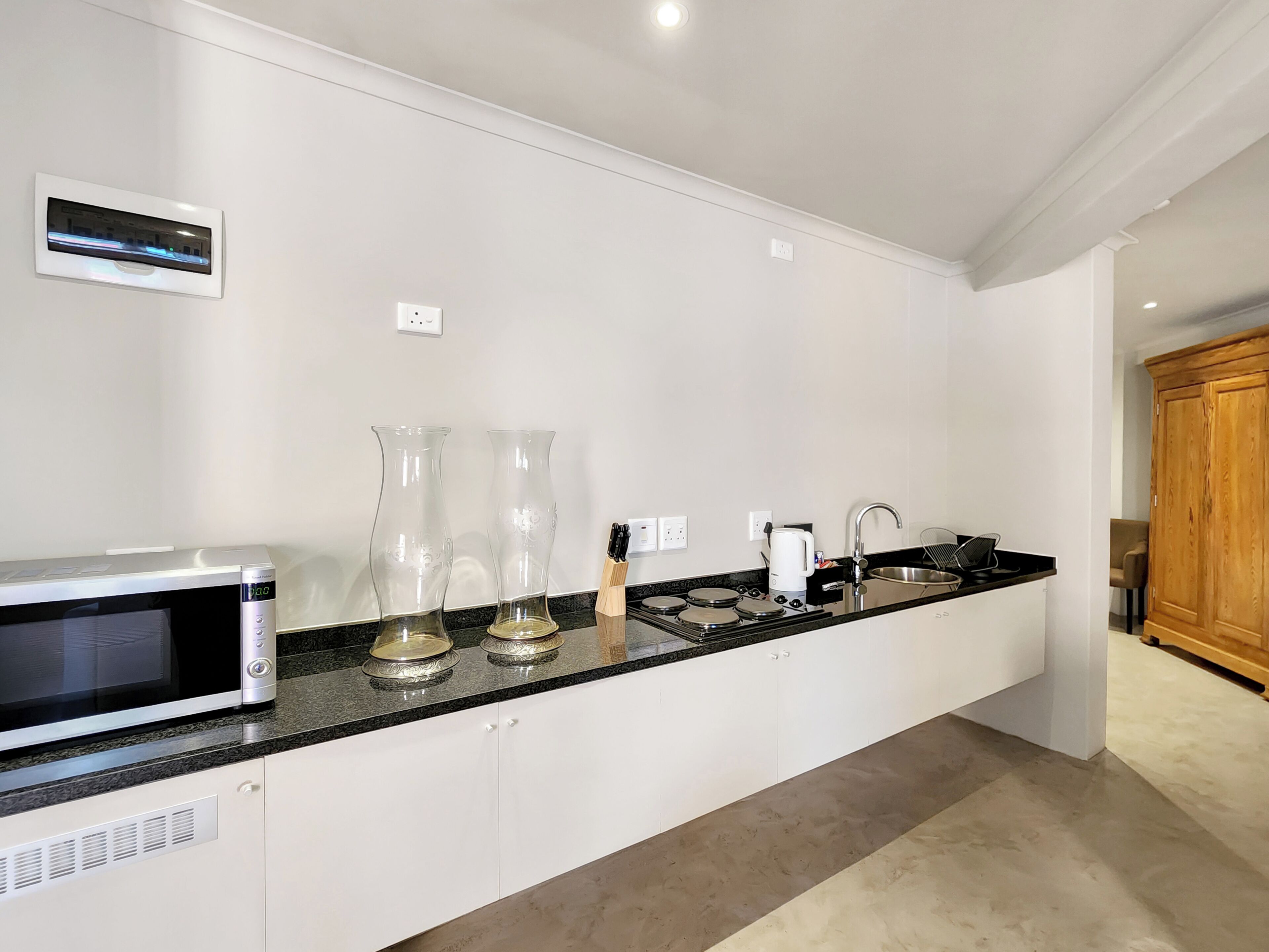 Deluxe Suite 101 / Kitchenette & Sleeper | 専用簡易キッチン | 冷蔵庫、コーヒー / ティーメーカー、調理器具と食器