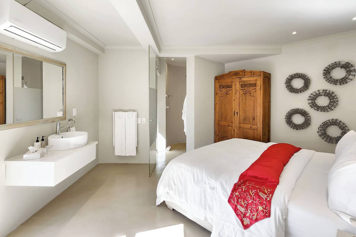 Deluxe Suite 203 / Kitchenette | 1 bedroom, Egyptian cotton sheets, premium bedding, in-room safe