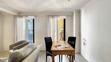 Deluxe Suite 201 / Kitchenette & Sleeper | Utsikt mot staden