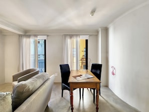 Deluxe Suite 201 / Kitchenette & Sleeper | City view