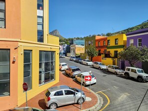 Deluxe Suite 102 / Bath & Rain Shower | Vistas a la ciudad