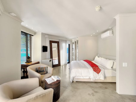 Deluxe Suite 202 / Bath & Rain Shower | 1 bedroom, Egyptian cotton sheets, premium bedding, in-room safe. Rouge on Rose Boutique Hotel