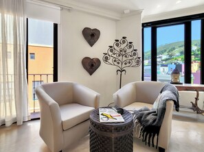 Deluxe Suite 302 / Bath & Rain Shower | Mountain view