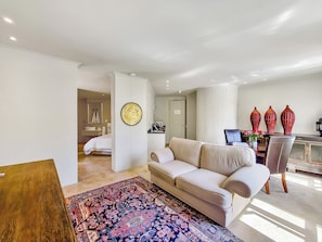 Deluxe Suite with kitchenette (B+B) | Vardagsrum | Tv