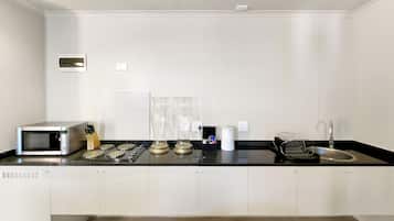 Deluxe Suite 301 / Kitchenette & Sleeper | Cucina privata | Frigorifero, macchina per tè/caffè, pentole/stoviglie/utensili