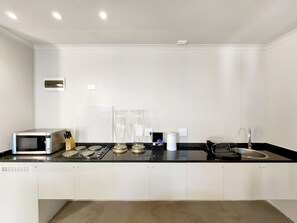 Deluxe Suite 301 / Kitchenette & Sleeper | Cocina privada | Frigorífico, cafetera o tetera y utensilios de cocina