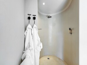 Deluxe Suite 303 / Kitchenette | Badkamer | Designer toiletartikelen, een haardroger, badjassen, pantoffels