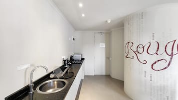 Deluxe Suite 303 / Kitchenette | Private kitchen