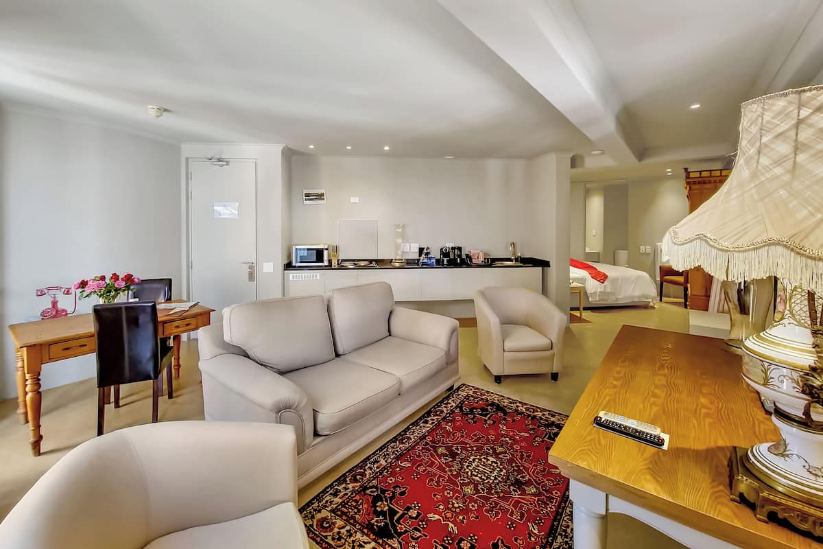 Deluxe Suite with kitchenette/sleeper (B+B) | 1 chambre, draps en coton égyptien, literie de qualité, coffre-fort