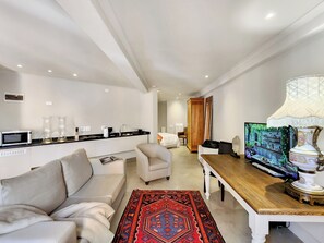Deluxe Suite 101 / Kitchenette & Sleeper | 객실에서 보이는 전망