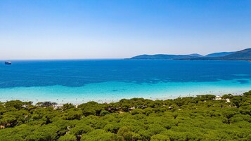 Sulla spiaggia, navetta per la spiaggia, lettini da mare, ombrelloni