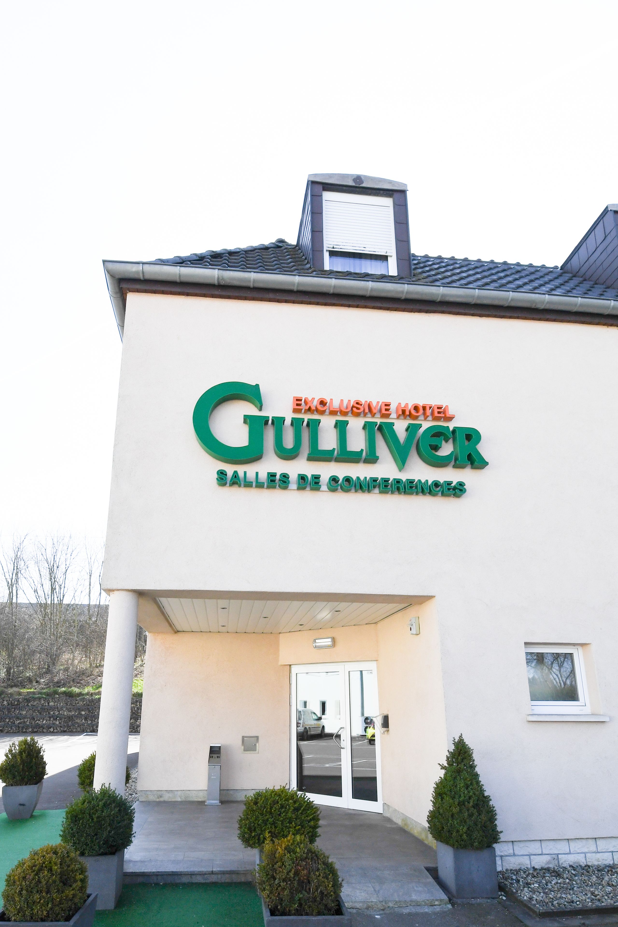 El exterior del Hotel Gulliver, con un letrero que indica que es un hotel exclusivo y un centro de convenciones.