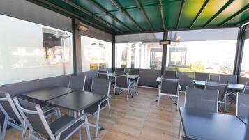 Se sirven desayunos, comidas, cenas y cocina italiana