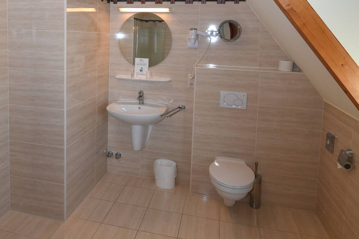 executive suite | bathroom | free toiletries, hair dryer, towels