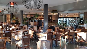 Breakfast, lunch, dinner served; Italian cuisine