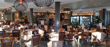 Sarapan, makan tengah hari, makan malam dihidangkan; masakan Itali