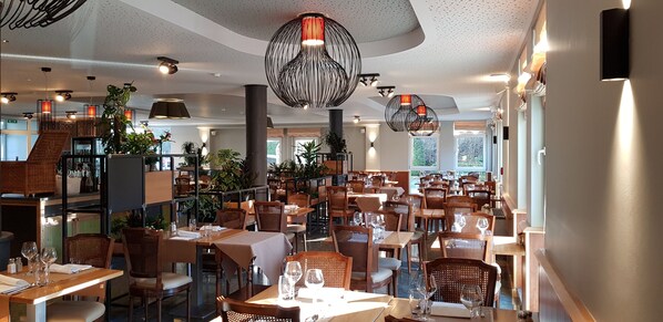 Breakfast, lunch, dinner served; Italian cuisine