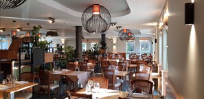 Breakfast, lunch, dinner served; Italian cuisine