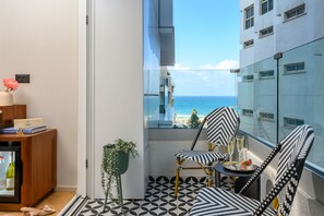 Deluxe Room with Balcony and Sea View | Egyptian cotton sheets, premium bedding, in-room safe, desk - Jewel Beachfront Boutique Hotel (Tel Aviv)