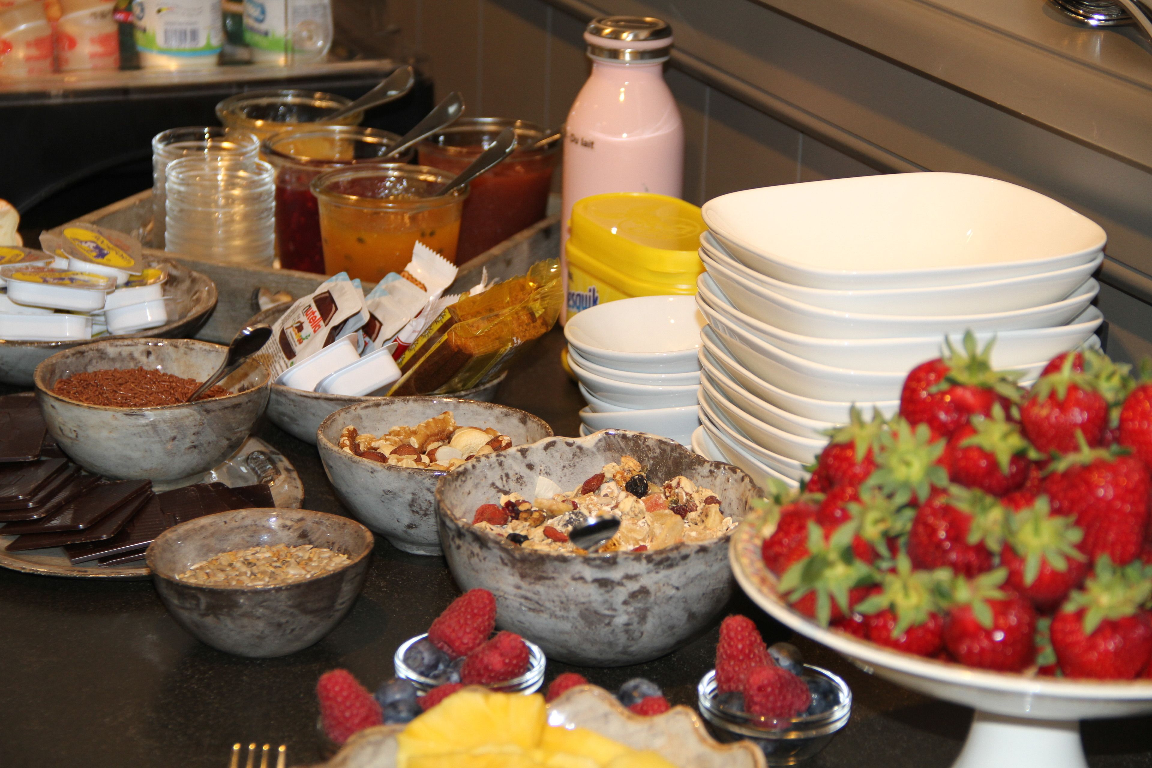 Ein reichhaltiges Buffet mit verschiedenen Speisen und Gerichten.