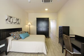 Apartment, 1 Bedroom, Sea View | 1 bedroom, in-room safe, desk, cribs/infant beds