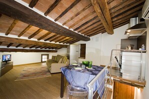 Deluxe Room, 1 Double Bed | Living area | 22-inch TV with digital channels - Bed & Breakfast Vicolo dell'Oste (Montepulciano)