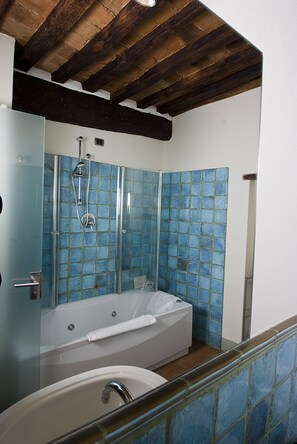 Habitación familiar | Baño | Artículos de higiene personal gratuitos, secador de pelo, bidé y toallas