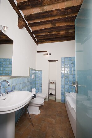 Habitación familiar | Baño | Artículos de higiene personal gratuitos, secador de pelo, bidé y toallas