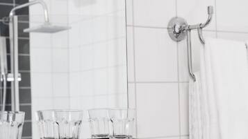 Chambre Double, pas de fenĂȘtre | Salle de bain | Douche, sĂšche-cheveux, serviettes fournies