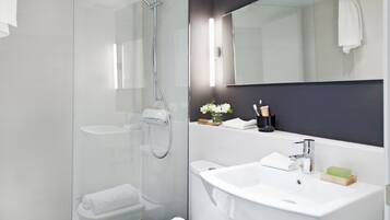 Standaard appartement, 1 slaapkamer | Badkamer | Een douche, een haardroger, handdoeken