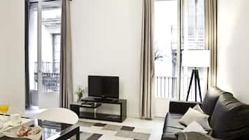 Apartamento estándar, 2 habitaciones | Sala de estar | Una televisión de plasma