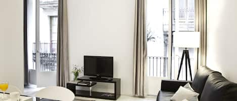 Apartamento estándar, 2 habitaciones | Sala de estar | Una televisión de plasma