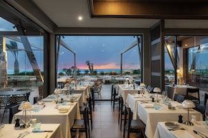 5 restaurants; breakfast, lunch, and dinner served