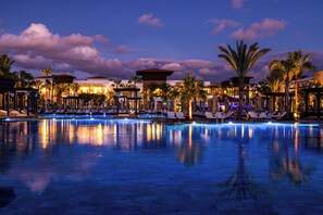 Indoor pool, outdoor pool, pool umbrellas, sun loungers - Hotel Riu Palace Tikida Agadir - All Inclusive (Agadir)