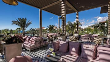 5 bars/lounges, poolside bar