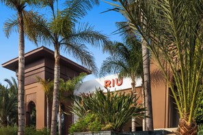 A building with a sign that reads "RIU".