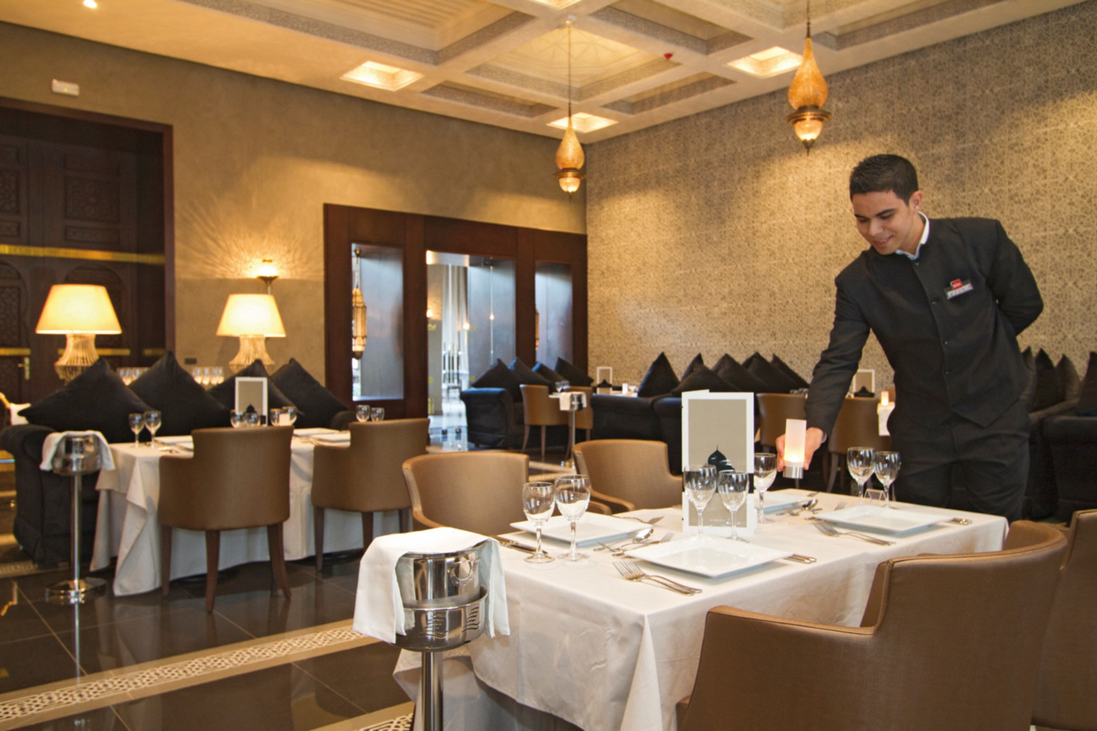 4 restaurants, breakfast, lunch, dinner served; fusion cuisine