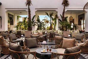 5 bares, bar junto a la piscina