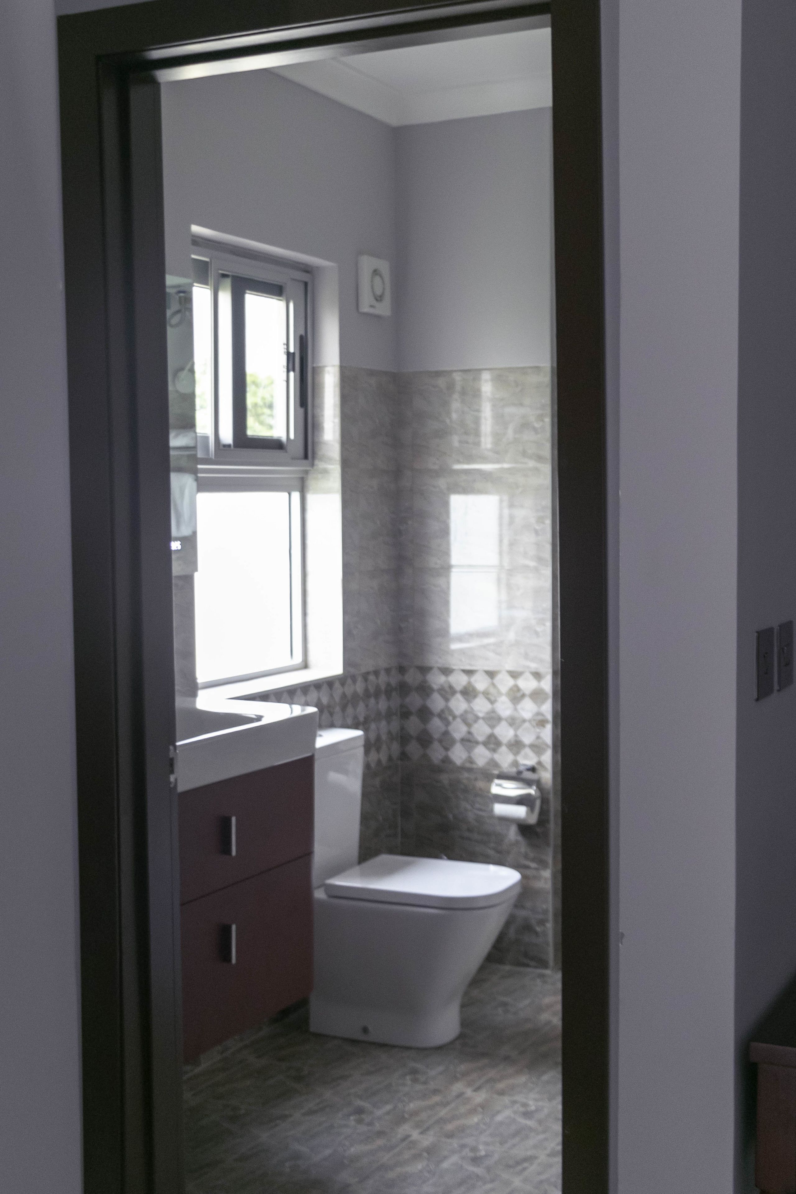 deluxe room | bathroom | combined shower/bathtub, free toiletries, towels