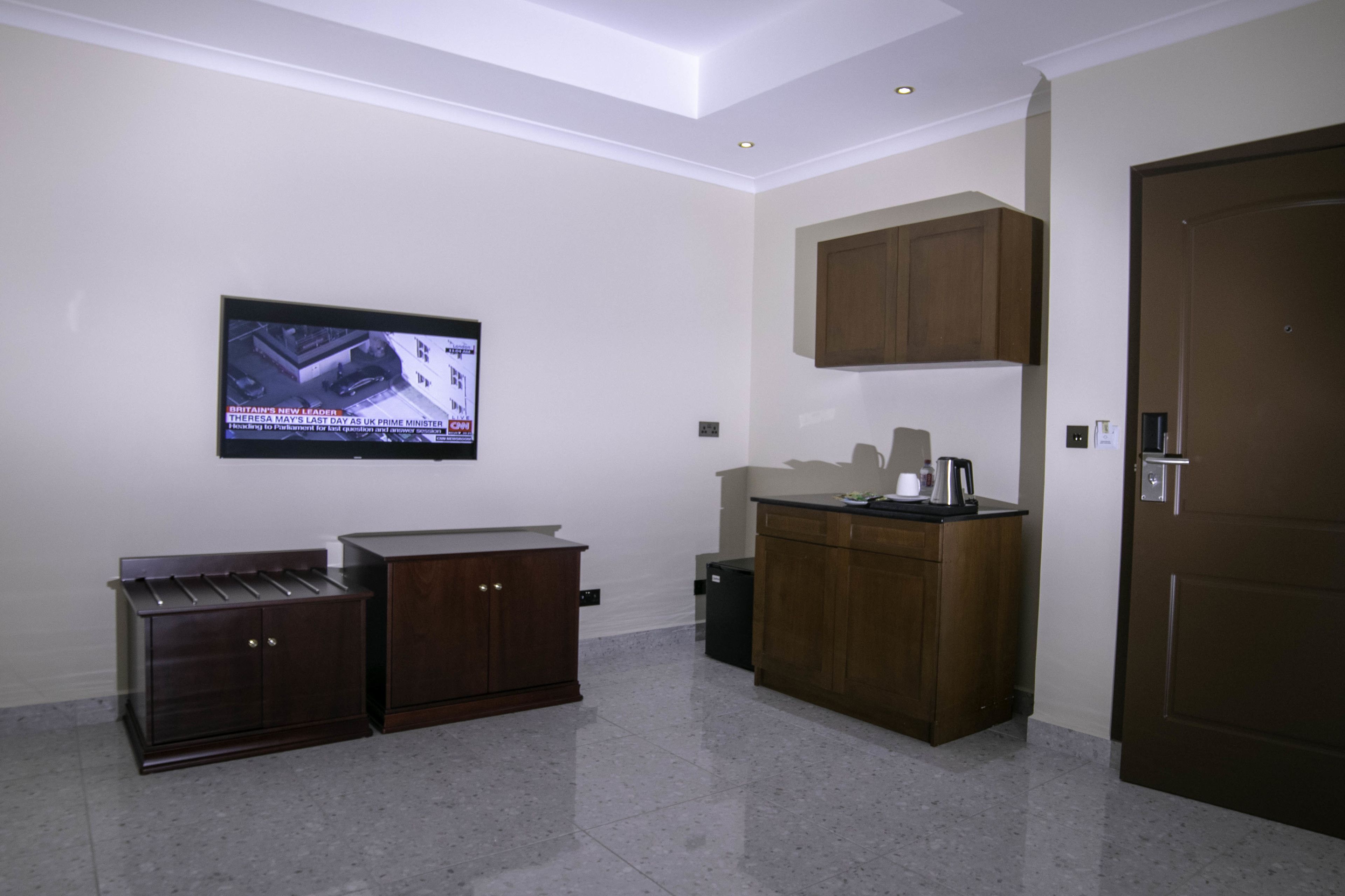 deluxe room, 1 king bed | television