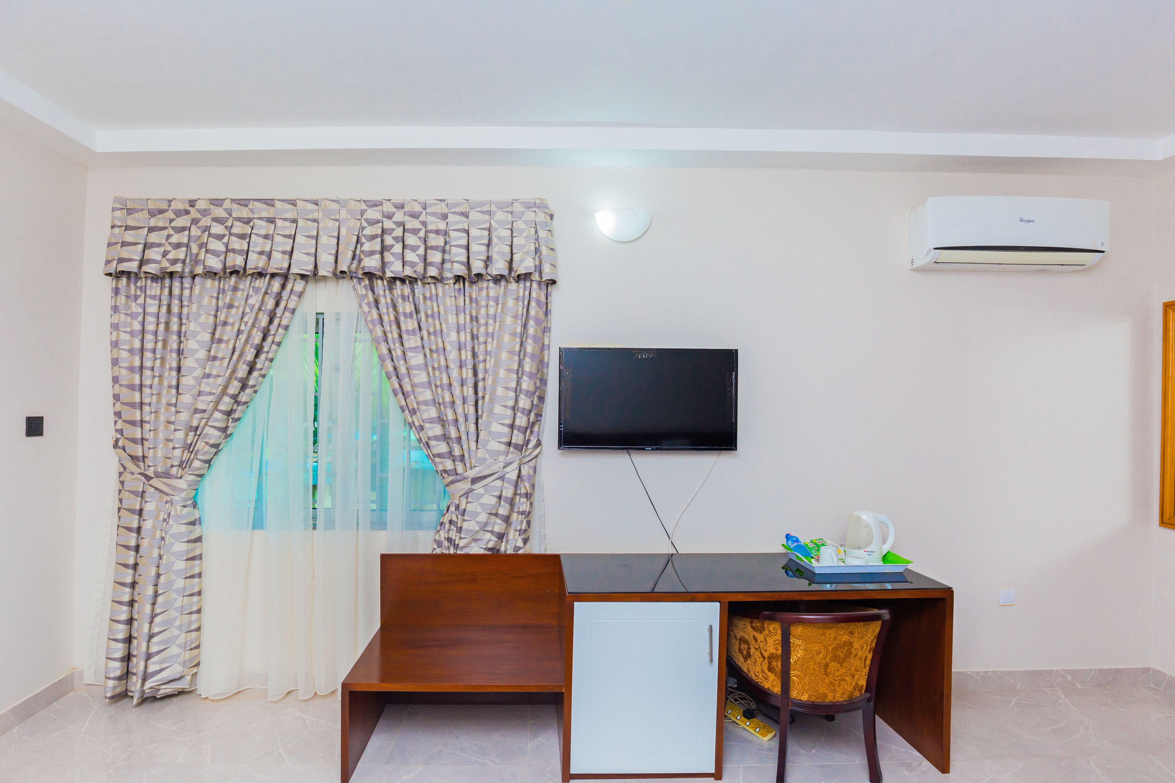 deluxe room, 1 queen bed | minibar, free wifi, wheelchair access