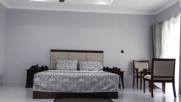 Deluxe Room, 1 King Bed | Minibar, free WiFi, wheelchair access