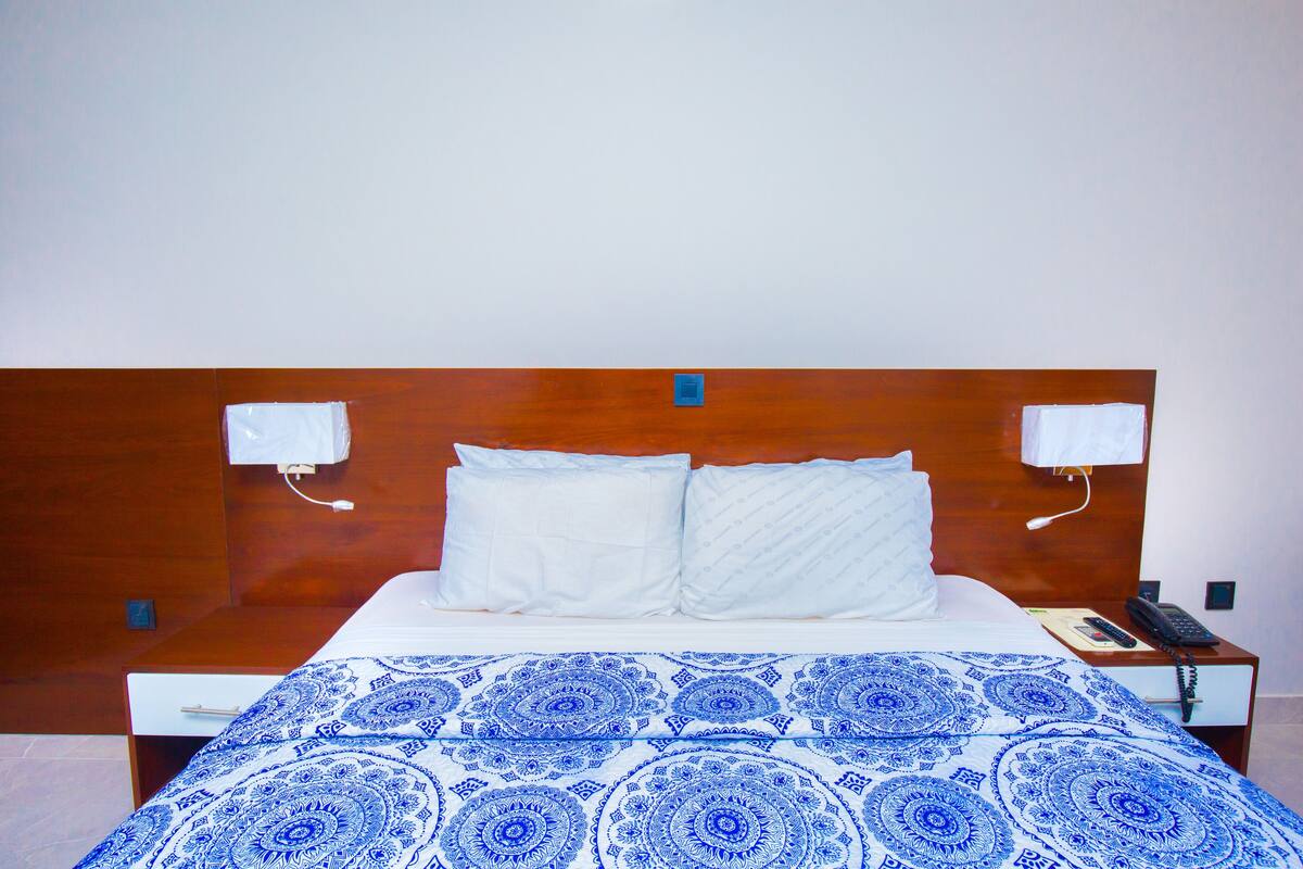 deluxe room, 1 queen bed | minibar, free wifi, wheelchair access